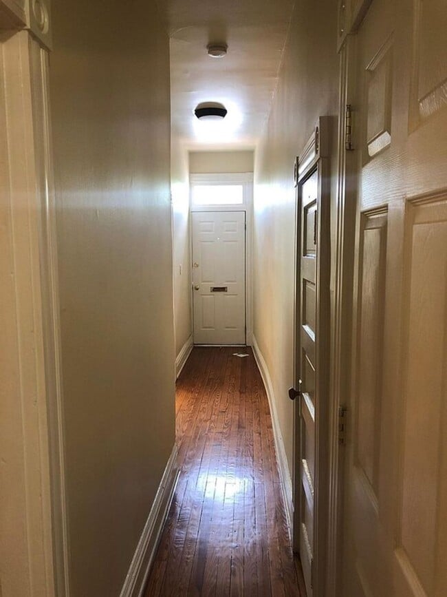 Building Photo - 1820 W Cary St