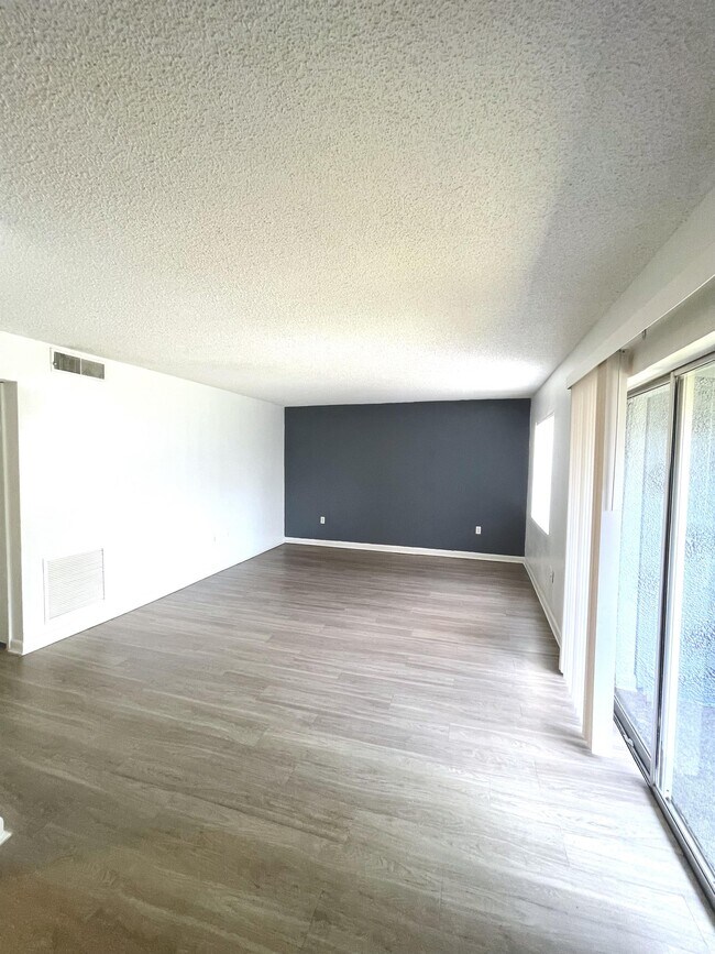 Building Photo - 2565 N Alafaya Trail