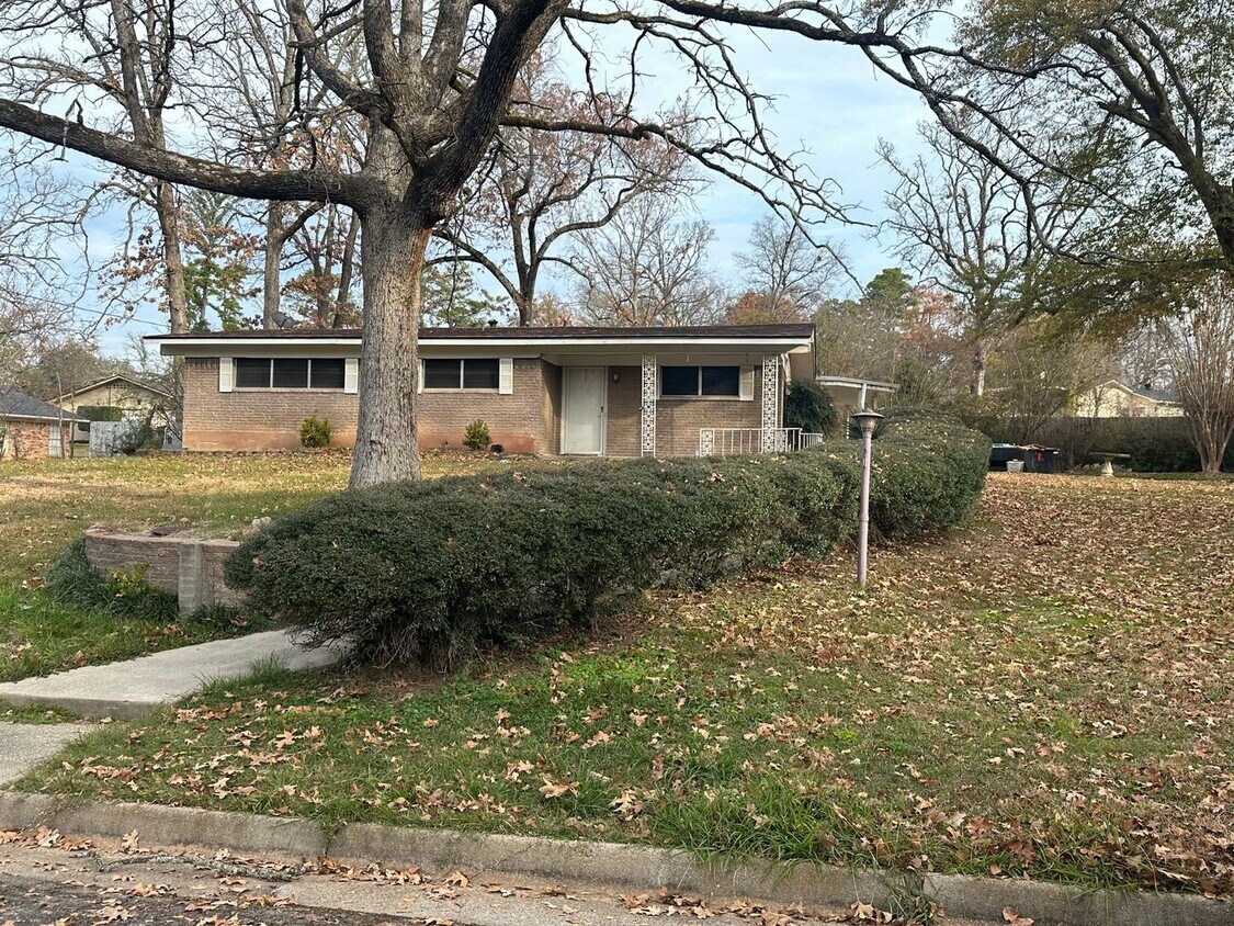 Primary Photo - 3/2/2 Fenced Yard LISD Pet Friendly