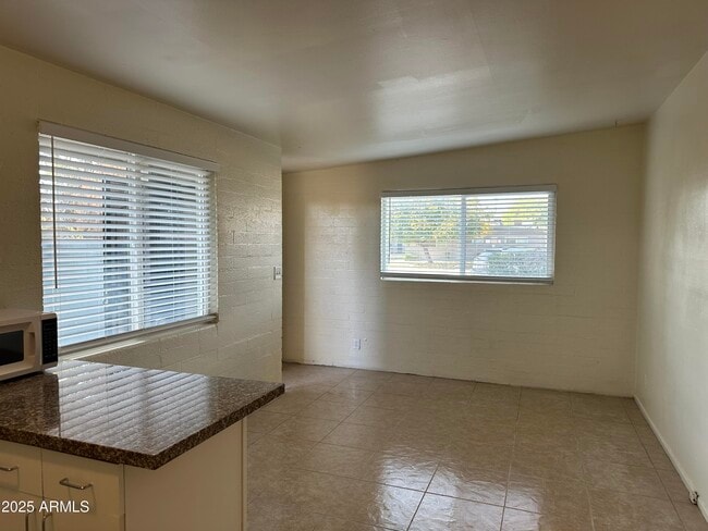 Building Photo - 903 S Mariana St