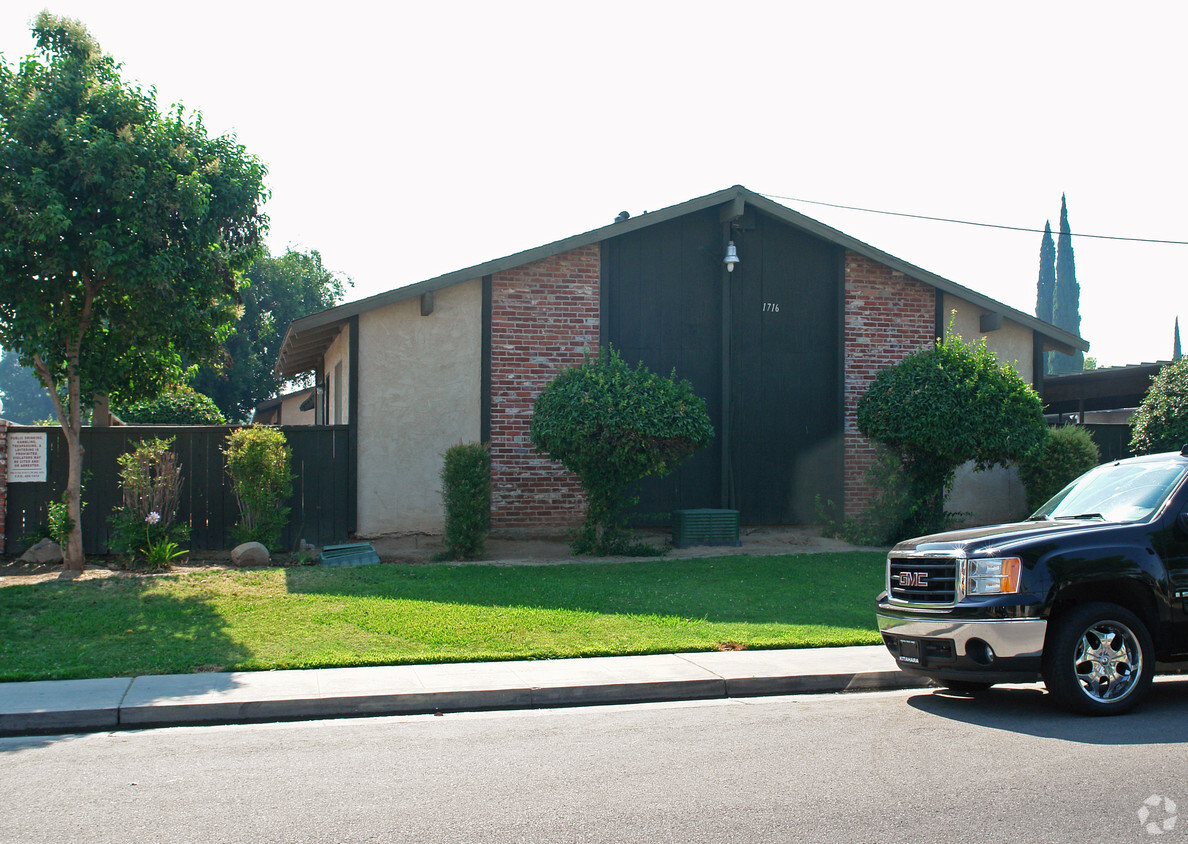 Primary Photo - Brooks Villa Apartments