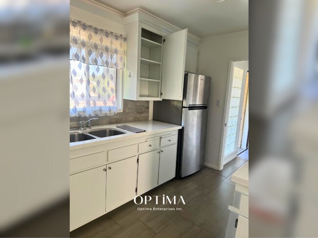 Building Photo - Beautiful Single-Family Home with Modern C...