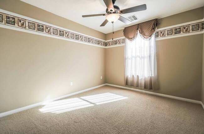 Foto del edificio - Two story 3 BEDROOM home located in the so...
