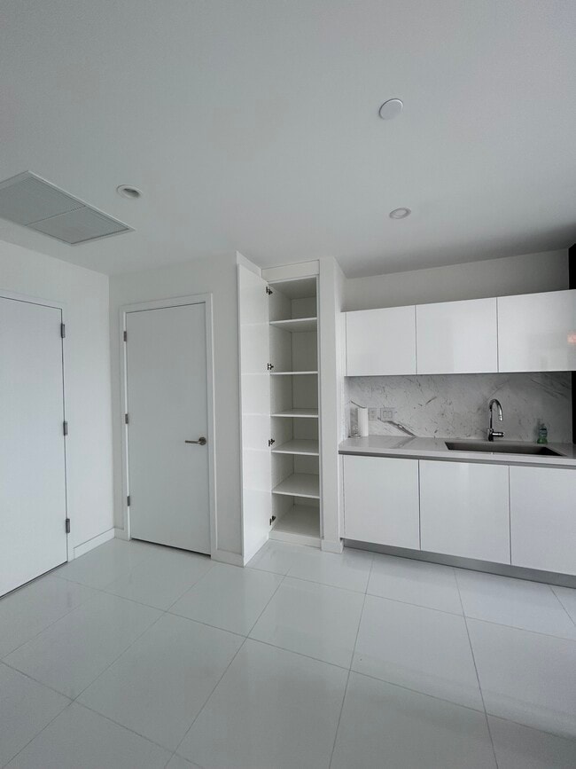 Building Photo - 851 NE 1st Ave