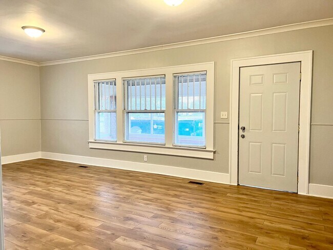 Building Photo - DEPOSIT MOVES YOU IN! No rent due until Au...