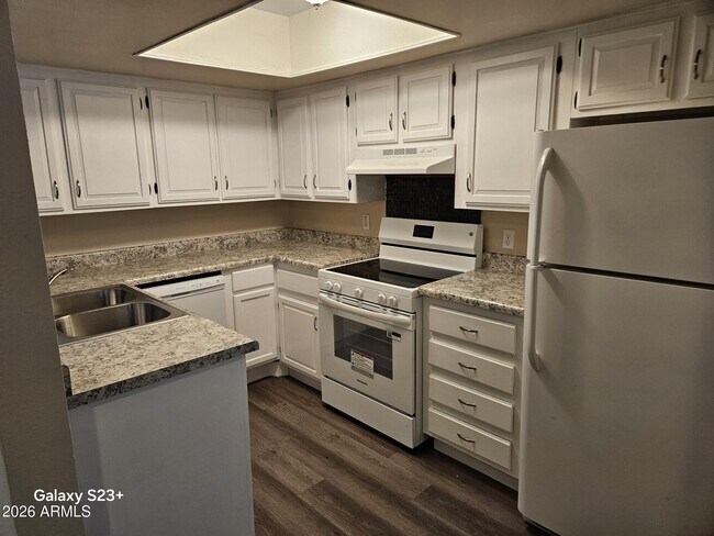 Building Photo - 461 W Holmes Ave