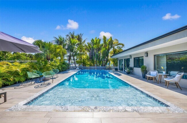 Building Photo - 1141 NE 90th St