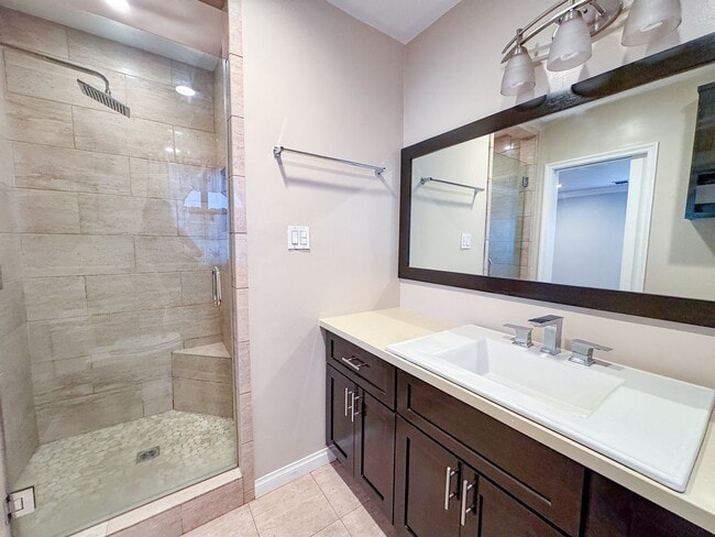 Building Photo - 3Bd 2Ba House in Hawthorne w/backyard 2 car garage