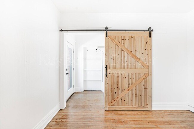 Foto del edificio - 227 S Logan St