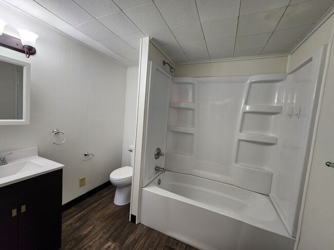 Building Photo - 2 Bedroom House with Large Kitchen