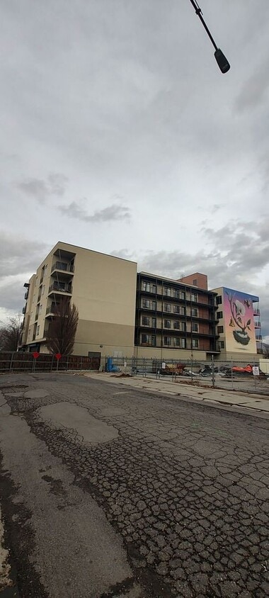 Building Photo - Gorgeous Condo!