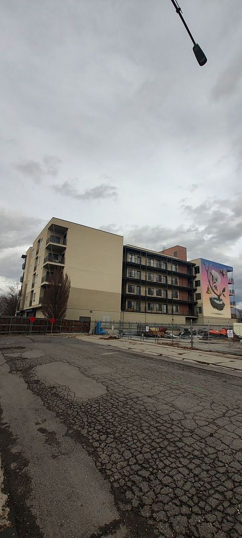 Building Photo - Gorgeous Condo!