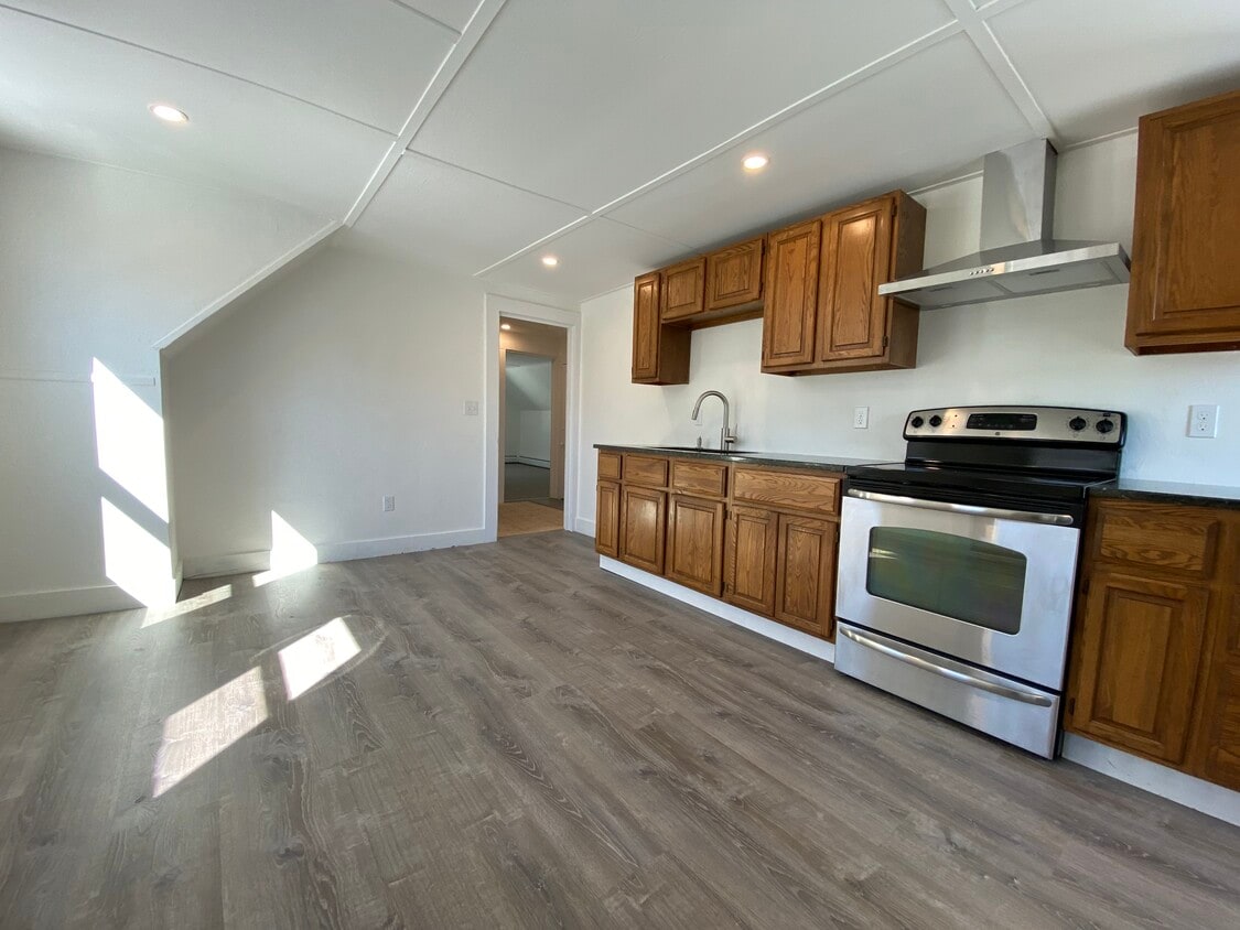 18 Forest St Unit 3rd Floor, Rockport, MA 01966 Apartments in