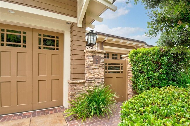 Building Photo - Charming Coastal Retreat in the Heart of Laguna Beach