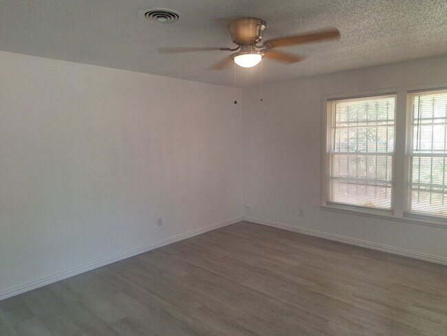 Foto del edificio - 5912 Maceo Ln