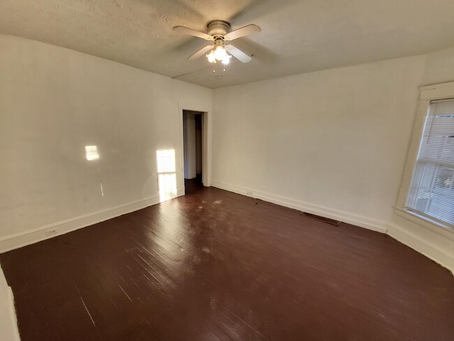 Living Room - 1825 Lakeview Rd