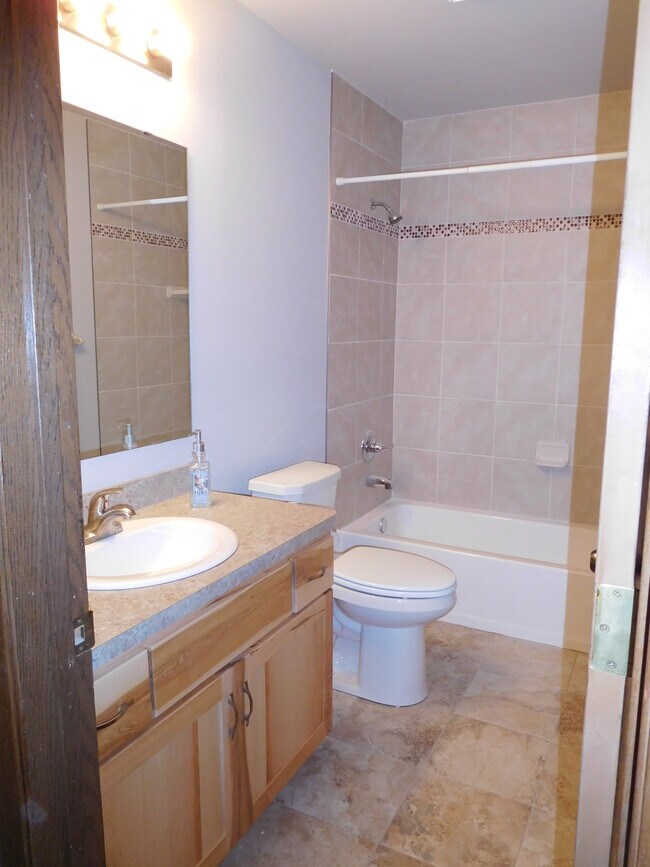Nueva bañera de cerámica - 511 Madison St
