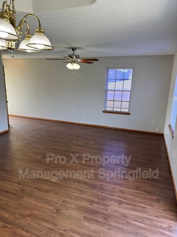 Building Photo - 2000 Southfork Dr