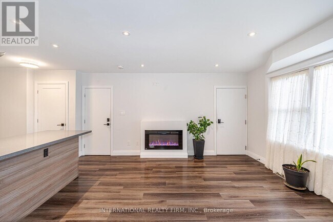 Photo du bâtiment - 372 Lakeshore Rd W