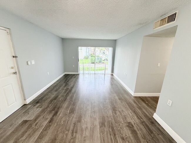 Foto del edificio - 105 Benoist Farms Rd