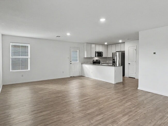 Building Photo - Comfortable 3-Bedroom/2-Bath in Growing Far Northwest