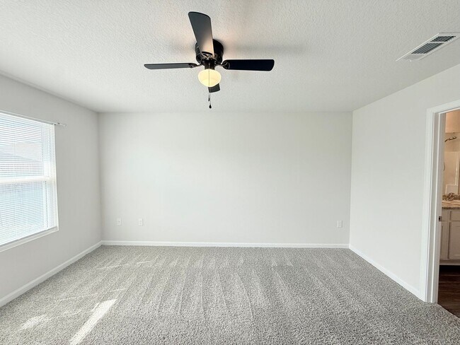 Building Photo - 4-Bedroom Home - Woodlands