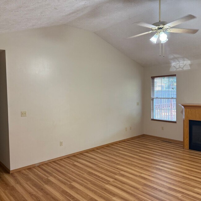 Building Photo - Beautiful 3 bedroom 2 Bathroom home in Wil...