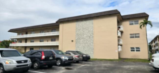 Building Photo - 5861 NW 16th Pl