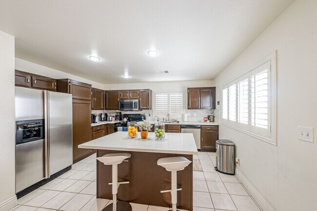 Foto del edificio - Beautiful 4BD/3.5BA Home in Prime Southwest Location – Ensuite Bedroom Downstairs!