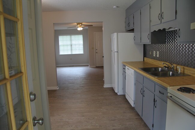 Building Photo - 151 Town Loop