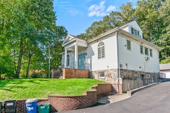 Building Photo - 275 Mt Hope Ave