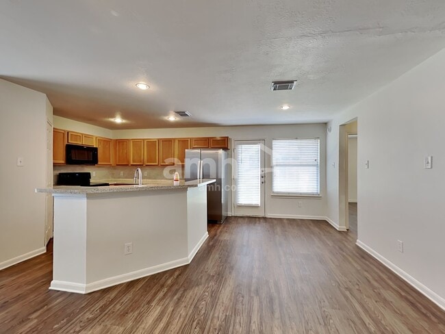 Building Photo - 2207 Shady Pine Dr