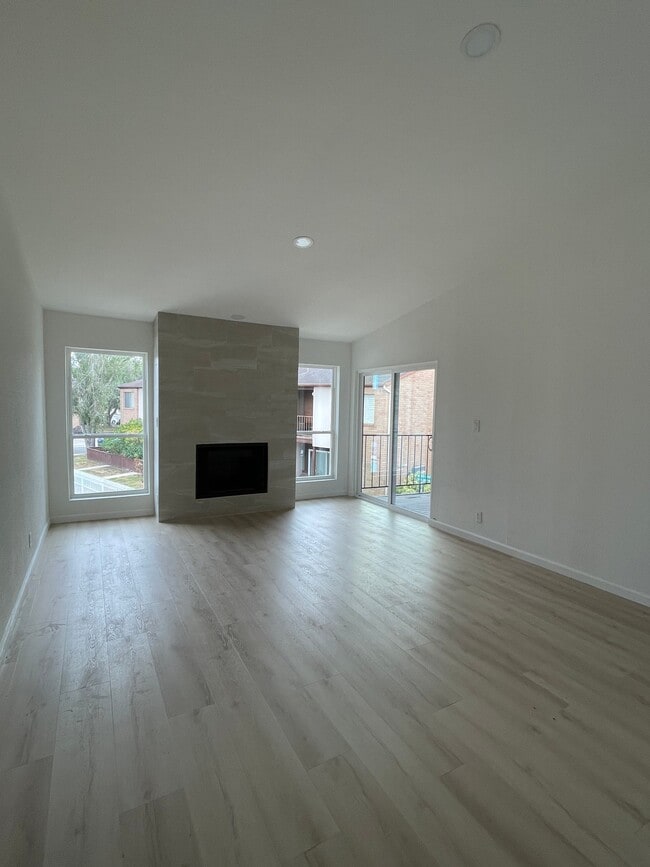 Building Photo - 4601 Carmen Ave