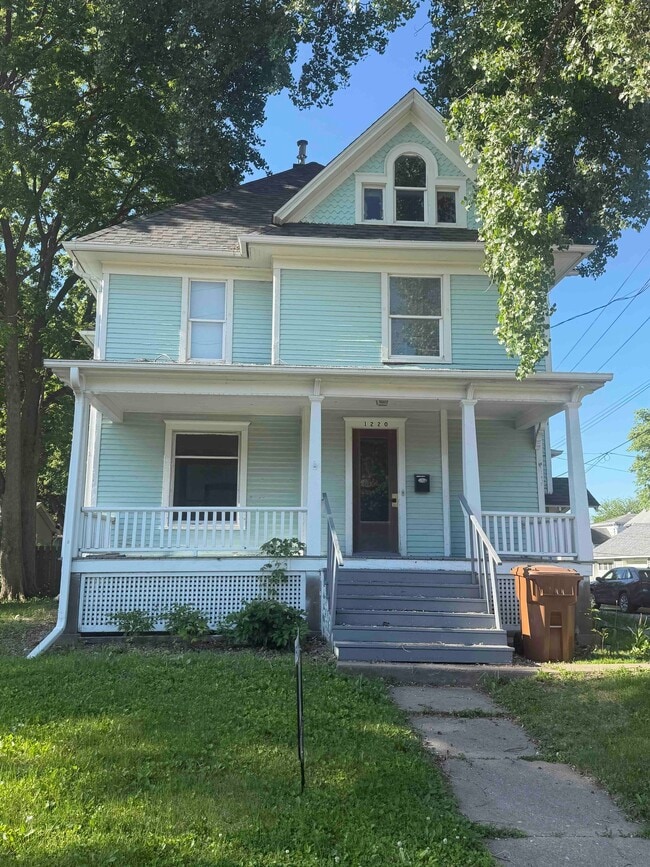 Building Photo - 1220 6th Ave