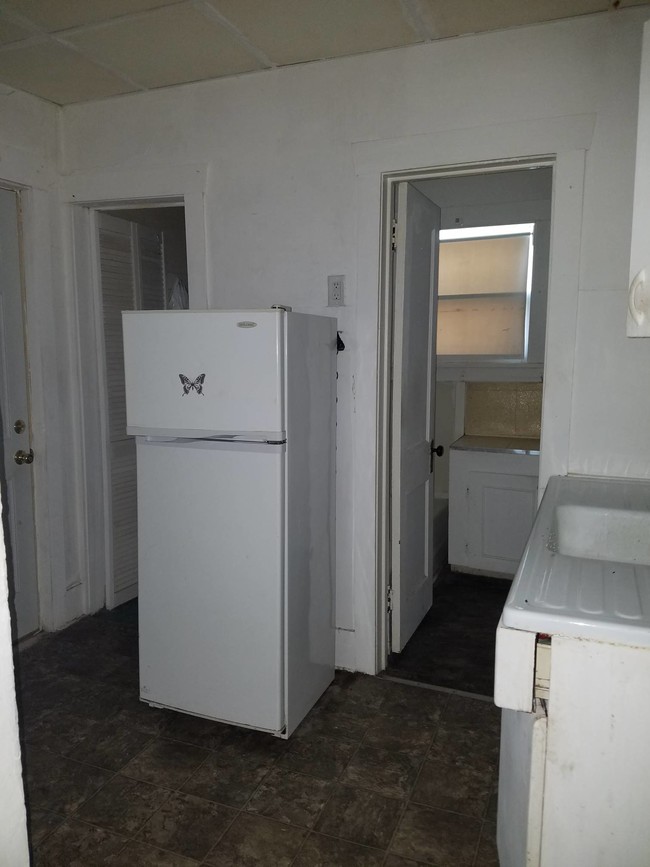 Building Photo - 318 W Elk St