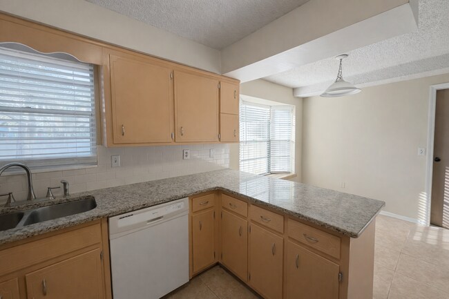 Building Photo - Woodlands / Lakeside Estates