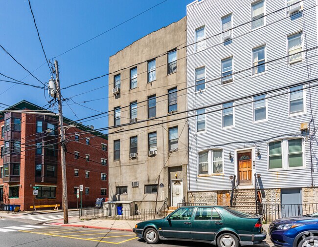 Building Photo - 400 Monroe St