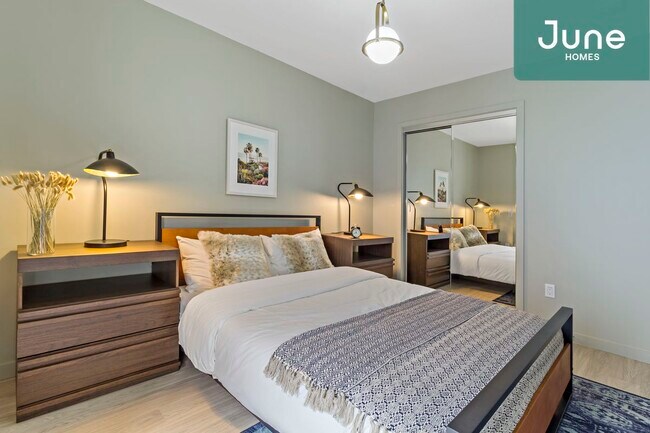 Building Photo - Queen room in 5-bed/3.5-bath Home