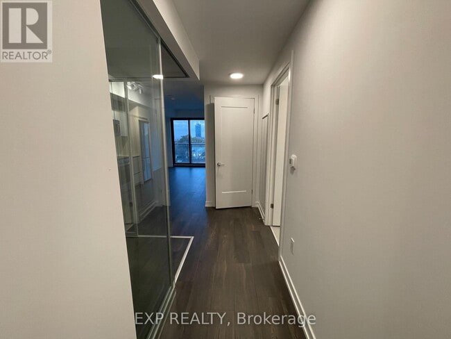 Building Photo - 799 The Queensway