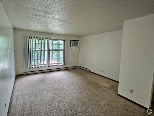 Building Photo - 650 Summit Dr