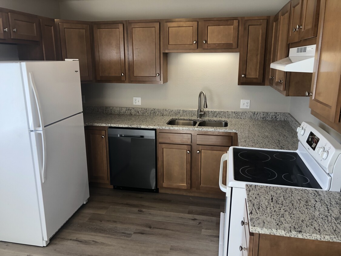 Kitchen with granite - 2539 Grand Ave