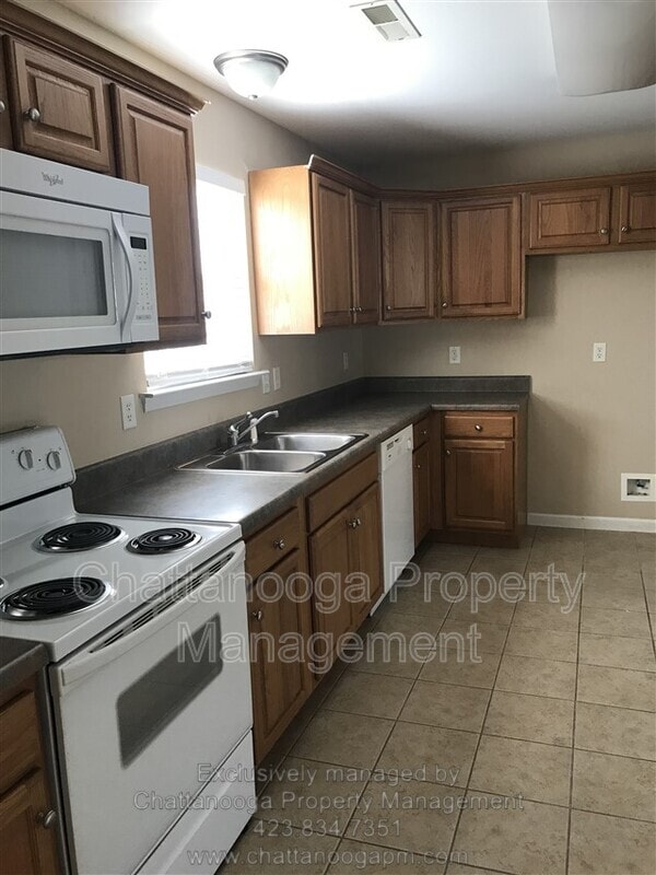 Building Photo - 402 Cedar Creek Dr