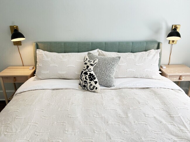 King Bed - 518 E Victory Dr