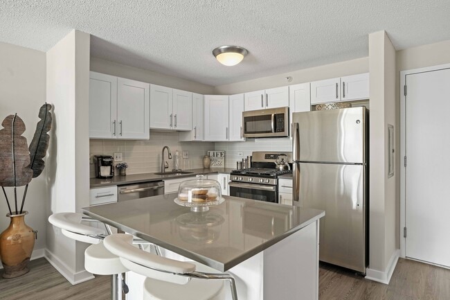 Foto del edificio - 590 N State St