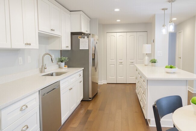 Foto del edificio - 1727 W Crystal Ln