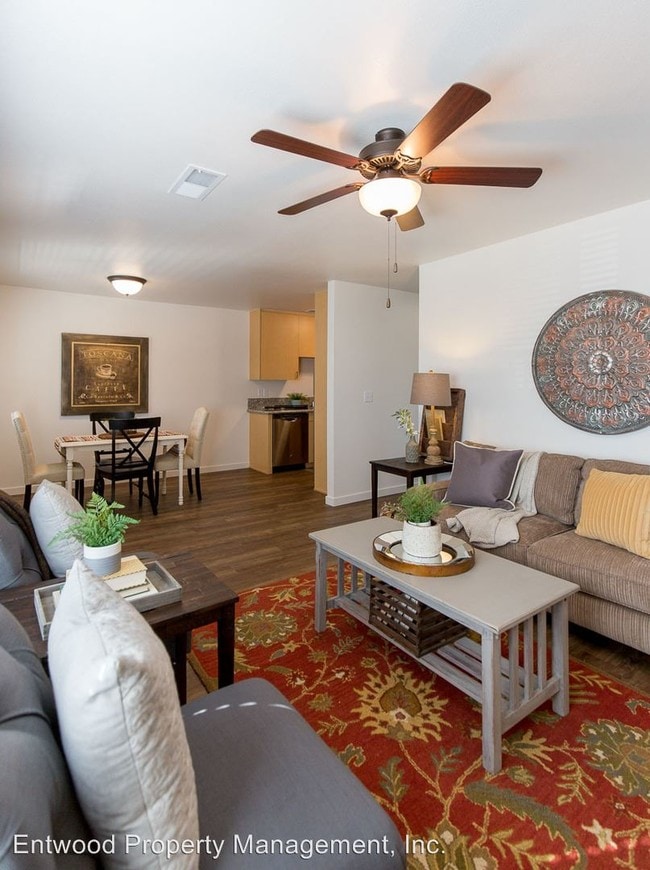 Building Photo - 4 br, 2 bath Room For Rent - 1132 W 7th St