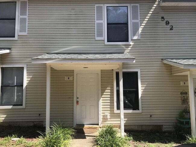 Building Photo - 592 Hill Ln