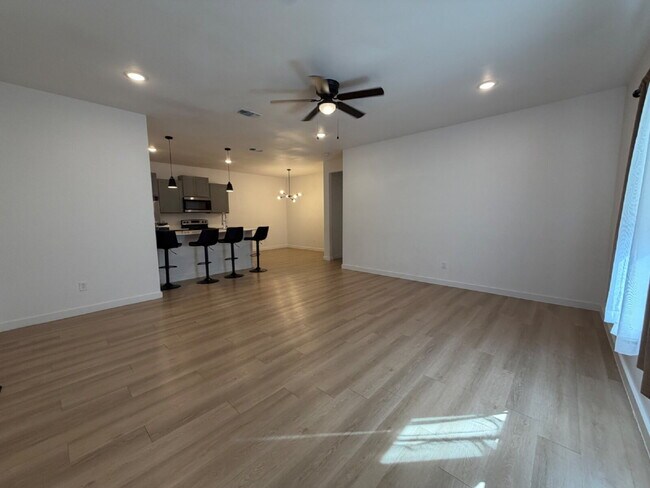 Foto del edificio - "Spacious 3-Bed 3-Bath with Granite Elegance in Lubbock"