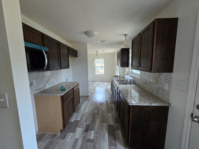 Building Photo - 810 S Cooper Ave