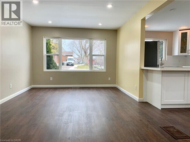 Photo du bâtiment - 5 Michael Ave